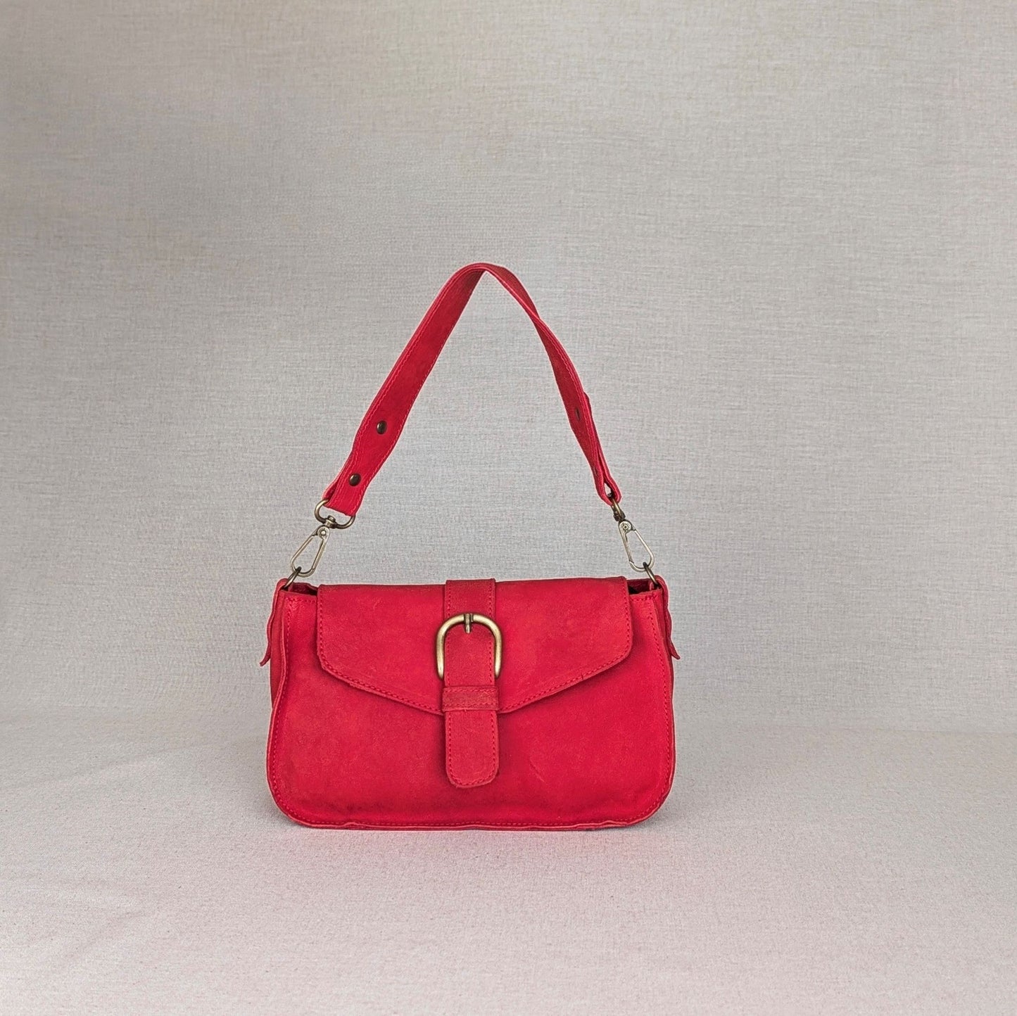 Bolso VIKY de piel artesanal Belice — bolso de diario con solapa y bandolera regulable — color-rojo