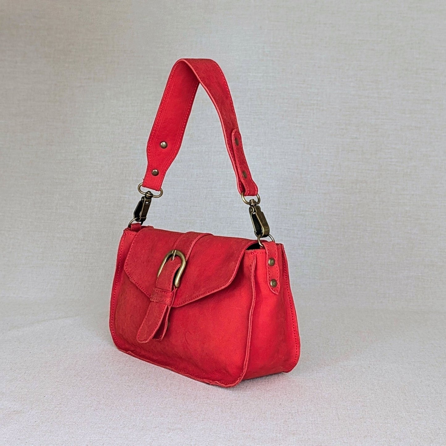Bolso VIKY de piel artesanal Belice — bolso de diario con solapa y bandolera regulable — color-rojo-lateral